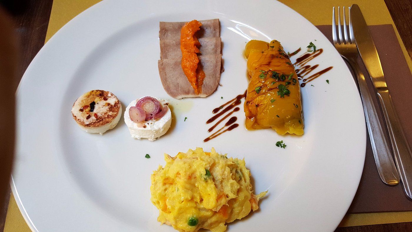 Piatto di antipasti piemontesi misti: peperone, vitello tonnato, insalata russa e altri assaggi