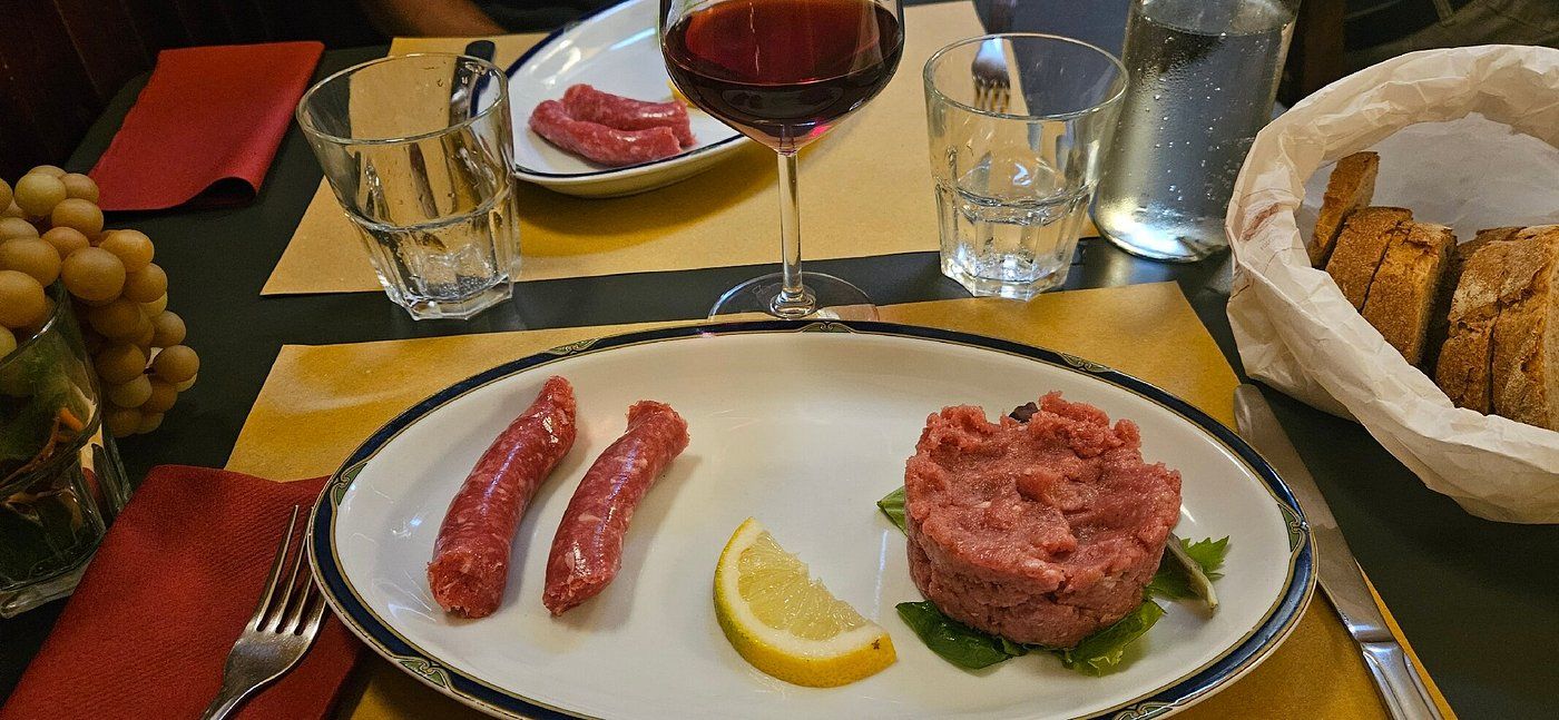 Salsiccia di Bra cruda e battuta di carne cruda con limone