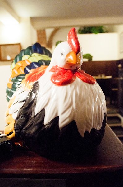 Una gallina in ceramica dipinta a mano sul bancone