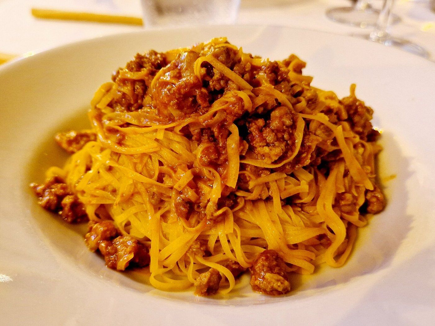 Piatto di tajarin all’uovo con ragù di salsiccia